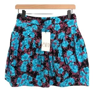 NWT ZARA Mini Skirt in Dark Floral print size XS